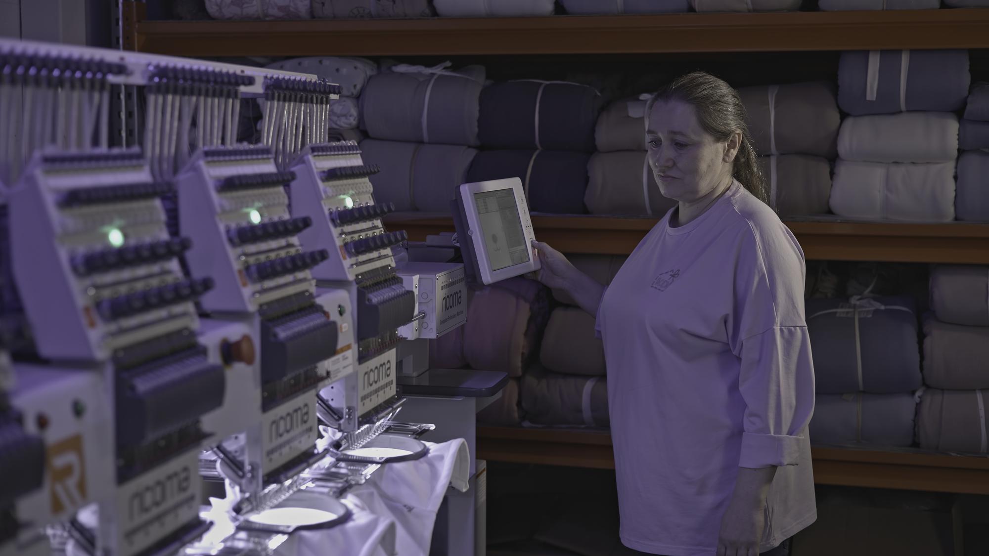 atelier z elektroniką do kontroli haftu i tkaniną pod lupą
